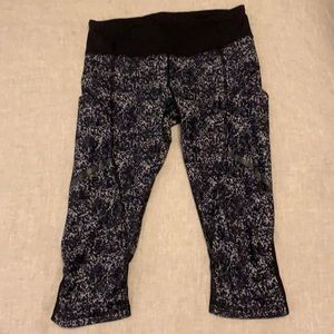 Lululemon rare knee length crops size 6 EUC
